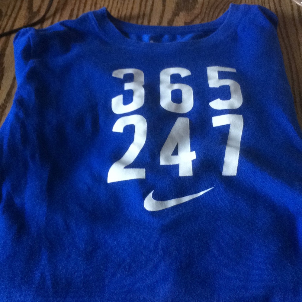 Boys size xl used Nike top